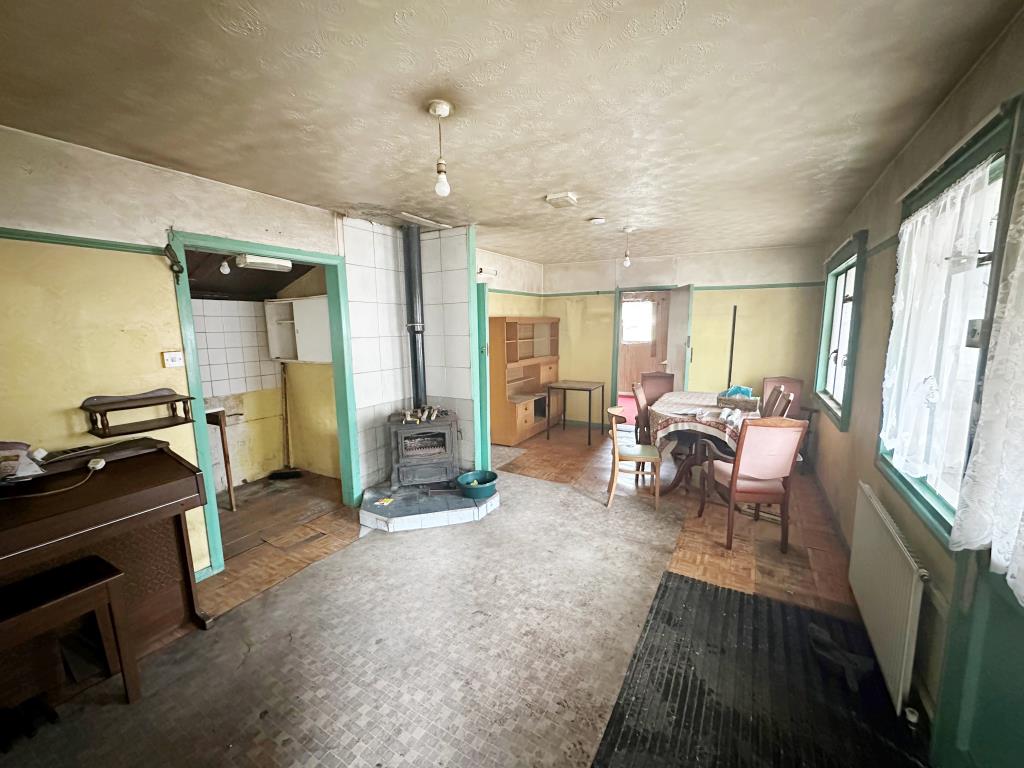 Lot: 79 - DILAPIDATED DETACHED BUNGALOW - Living/dining room